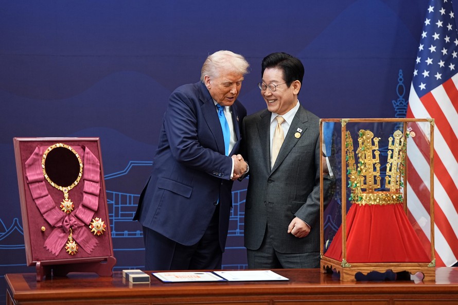 Tổng thống Hàn Quốc Lee Jae Myung trao huân chương Mugunghwa và bản sao vương miện cho Tổng thống Mỹ Donald Trump. Ảnh: New York Times.