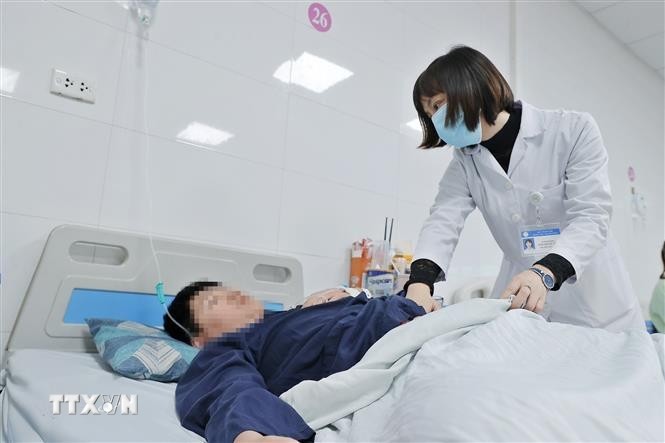 Điều trị cho bệnh nhi mắc sốt xuất huyết tại Bệnh viện Thanh Nhàn. Ảnh: Minh Quyết/TTXVN.