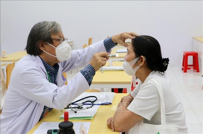 Bác sĩ khám bệnh và tư vấn sức khỏe cho dân. Ảnh: Lê Thúy Hằng/TTXVN.