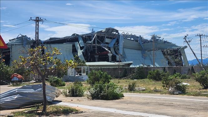 Mưa bão kèm gió lốc đã làm hư hỏng nhà xưởng ở khu kinh tế Nhơn Hội.