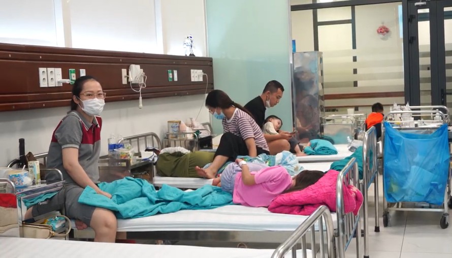Bệnh nhi mắc cúm nhập viện gia tăng.