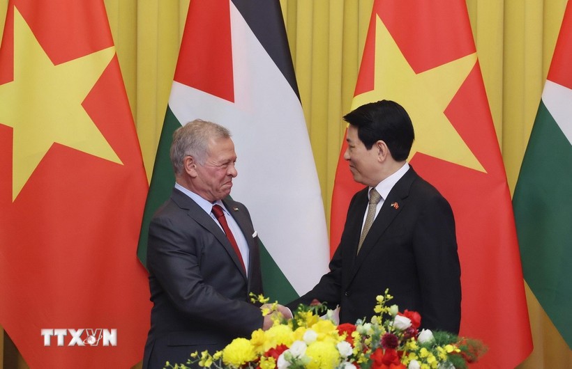 Chủ tịch nước Lương Cường và Quốc vương Jordan Abdullah II bin Al Hussein chụp ảnh chung trước hội đàm