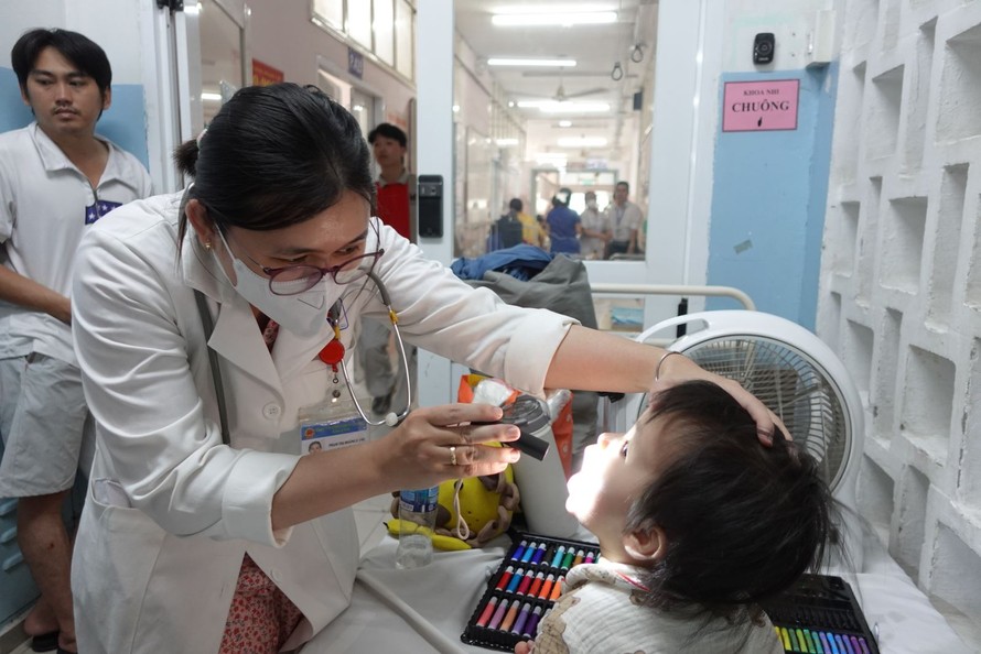 TP HCM siết kiểm soát tay chân miệng và sốt xuất huyết