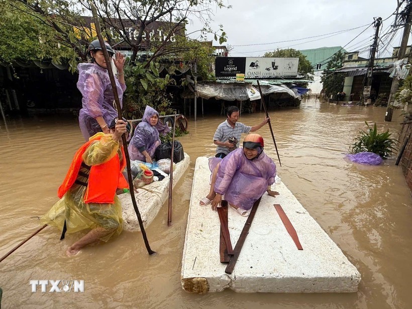 Vận chuyển lương thực, thực phẩm, nước uống thiết yếu hỗ trợ người dân vùng ngập lụt ở Gia Lai. Ảnh: Trịnh Bang Nhiệm/TTXVN.