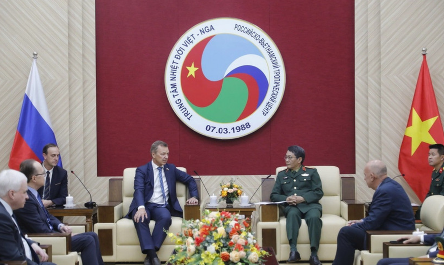 Thiếu tướng Đặng Hồng Triển, Tổng Giám đốc Trung tâm Nhiệt đới Việt-Nga tiếp Phó Chủ tịch thứ nhất Hội đồng Liên bang Quốc hội Liên bang Nga Andrey Vladimirovich Yatskin.