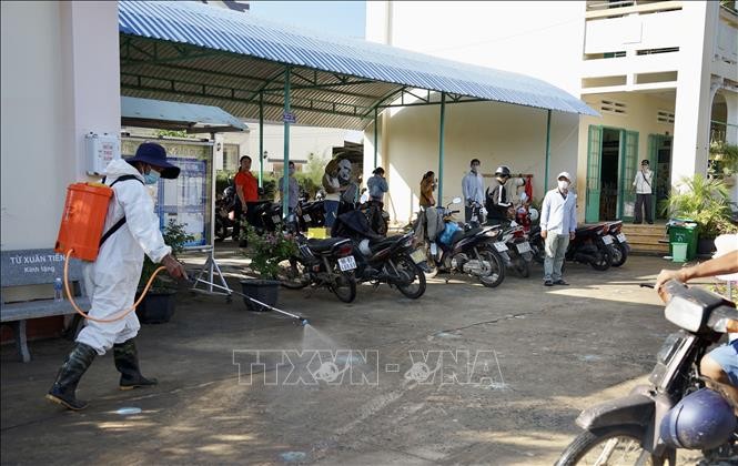 Tiến hành khử khuẩn các trường học từng làm nơi sơ tán người dân vùng lũ.