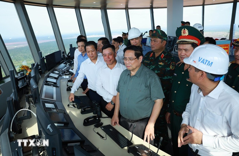 Thủ tướng Phạm Minh Chính kiểm tra, thị sát Dự án cảng hàng không quốc tế Long Thành từ Đài kiếm soát không lưu. Ảnh: Dương Giang/TTXVN.