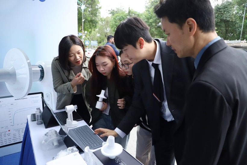 Người dân tìm hiểu công nghệ ứng dụng AI trong khám bệnh. Ảnh: TTXVN.