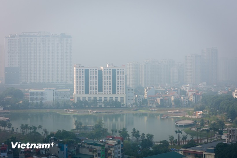 Bầu trời mù mịt do ô nhiễm không khí tại Hà Nội. Ảnh: Hoài Nam/Vietnam+.