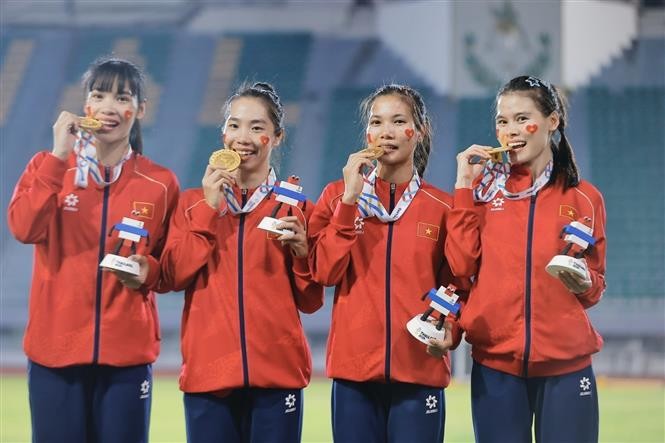 Hoàng Thị Minh Hạnh, Lê Thị Tuyết Mai, Nguyễn Thị Hằng, Nguyễn Thị Ngọc giành HCV nội dung 4x400m tiếp sức nữ. Ảnh: Minh Quyết/TTXVN.