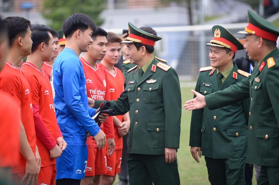 Đại tướng Phan Văn Giang thăm hỏi, trao đổi với Ban huấn luyện, cầu thủ và đại diện các bộ phận chuyên môn, nắm tình hình tập luyện, thi đấu và công tác quản lý, đào tạo của đội bóng.