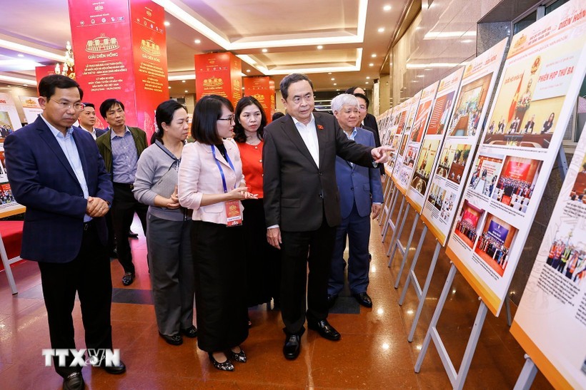 Chủ tịch Quốc hội Trần Thanh Mẫn kiểm tra khu trưng bày ảnh về hoạt động của Quốc hội chuẩn bị cho Lễ trao giải. Ảnh: Doãn Tấn/TTXVN.