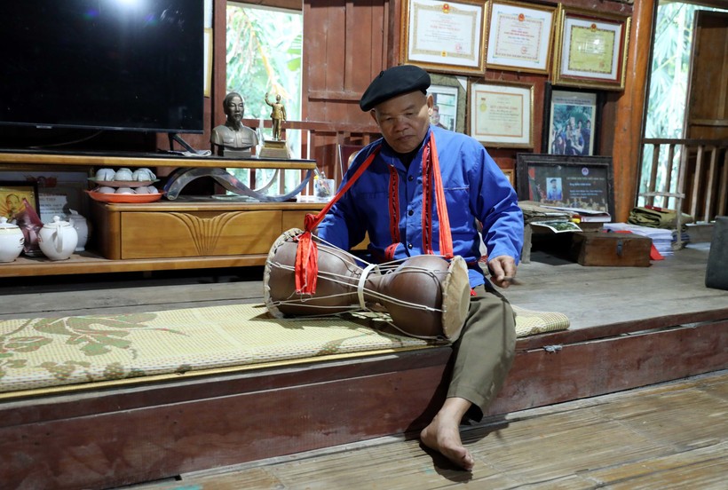 Nghệ nhân Nhân dân Sầm Văn Dừn biểu diễn trống sành nhạc cụ truyền thống của đồng bào dân tộc Cao Lan. Ảnh: Quang Cường/TTXVN.