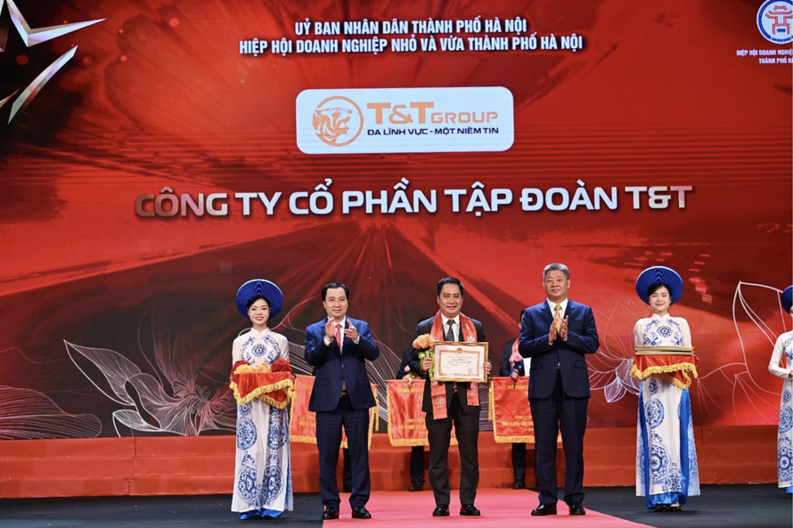 Ông Mai Xuân Sơn, Tổng Giám đốc đại diện Tập đoàn T&T Group nhận Bằng khen của Chủ tịch UBND TP Hà Nội.