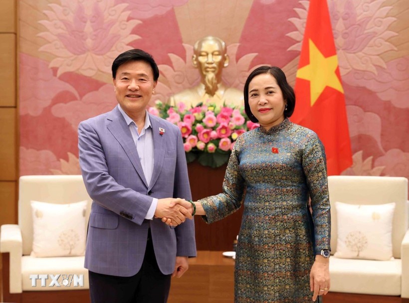 Phó Chủ tịch Quốc hội Nguyễn Thị Thanh với Giáo sư Kim Hak-Min, Chủ tịch Hội đồng Tư vấn thẩm định đạo đức Quốc hội của Hàn Quốc