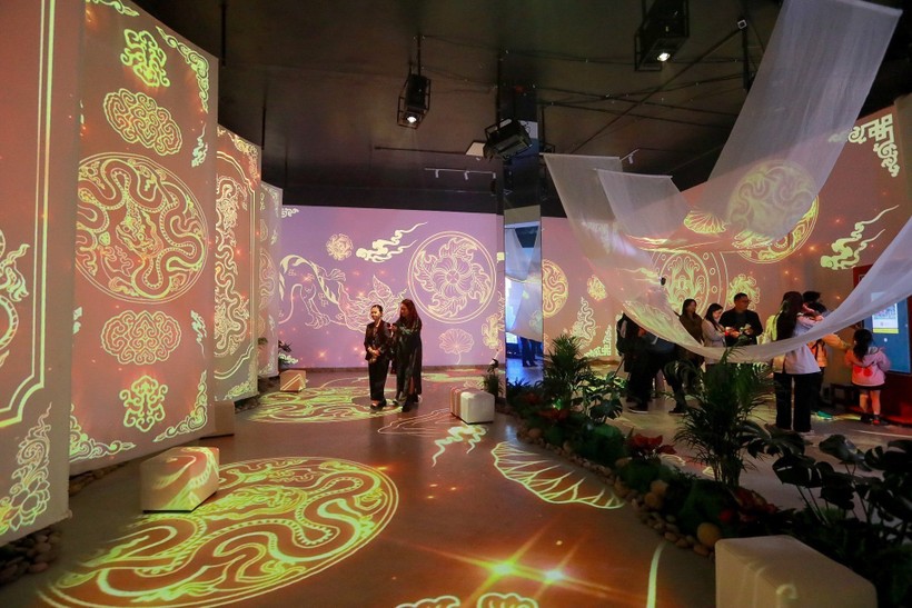 Không gian triển lãm tràn ngập ánh sáng và đồ họa đẹp mắt.