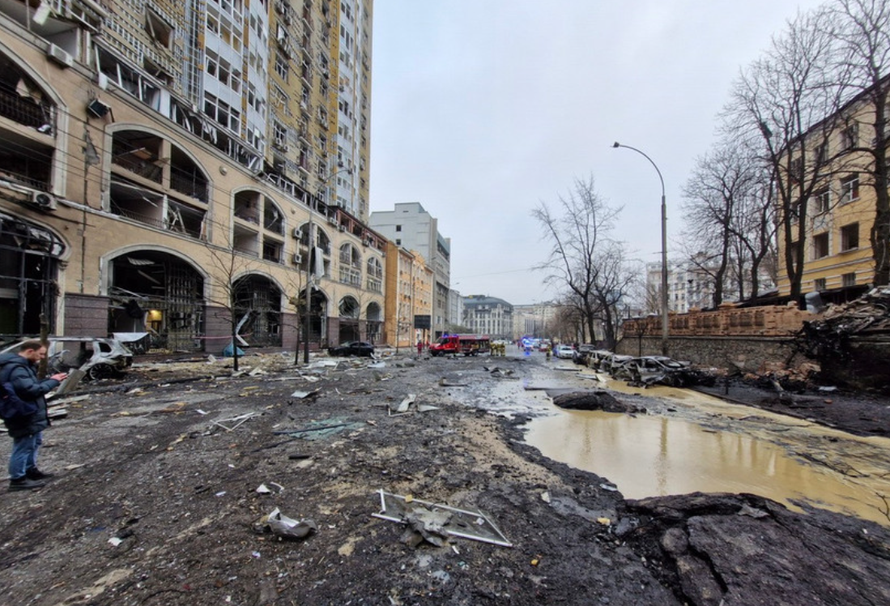 Hiện trường đổ nát sau một vụ tấn công bằng tên lửa và máy bay không người lái nhằm vào Ukraine