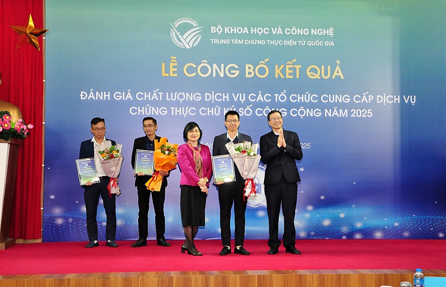 Thứ trưởng Bộ Khoa học Công nghệ Vũ Hải Quân và Bà Tô Thị Thu Hương, Giám đốc NEAC trao nhận chứng nhận Giải pháp chữ ký số được khách hàng tham gia khảo sát đánh giá có chất lượng dịch vụ tốt năm 2025 cho đại diện VNPT.