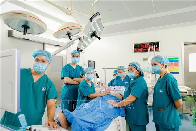 Các bác sĩ 2 bệnh viện Từ Dũ và Nhi Đồng 1 phối hợp phẫu thuật cho sản phụ người Singapore. Ảnh: TTXVN.