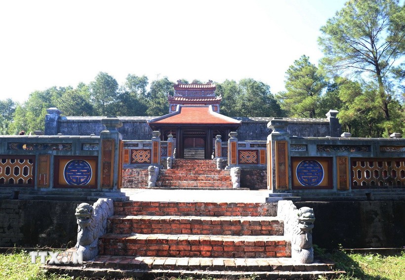 Nhà rường xây dựng phía trước Bửu thành lăng mộ Hoàng Thái hậu Từ Dụ thuộc di tích lăng vua Thiệu Trị (Huế), chưa có trong hồ sơ quy hoạch. Ảnh: Nguyên Lý/TTXVN.