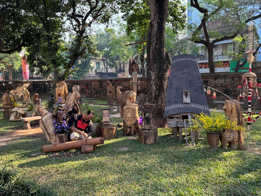 Trưng bày chuyên đề “Ngựa về phố” tại Di tích Quốc gia đặc biệt Văn Miếu – Quốc Tử Giám. Ảnh: Ngọc Phạm.