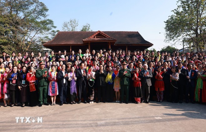 Thủ tướng Phạm Minh Chính với học sinh Trường phổ thông vùng cao Việt Bắc, Thái Nguyên. Ảnh: Dương Giang/TTXVN.