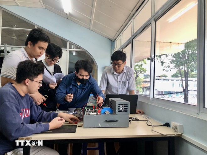 Sinh viên Trường Đại học Bách Khoa-Đại học Quốc gia TP. Hồ Chí Minh thực hành ứng dụng công nghệ cao. Ảnh: Mỹ Phương/TTXVN.