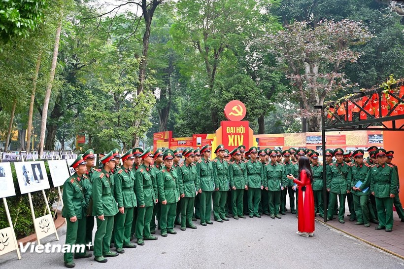 Cụm trưng bày thu hút đông đảo các tầng lớp nhân dân, cán bộ, chiến sỹ tham quan. Ảnh: Nam Nguyễn/Vietnam+.