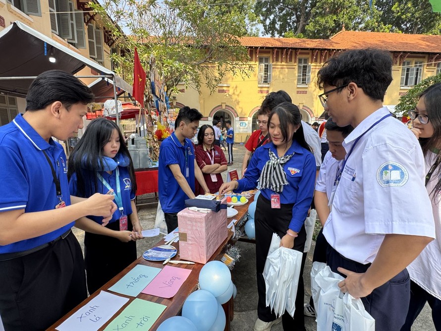 Các em học sinh TP Hồ Chí Minh trong một hoạt động ngoại khóa.