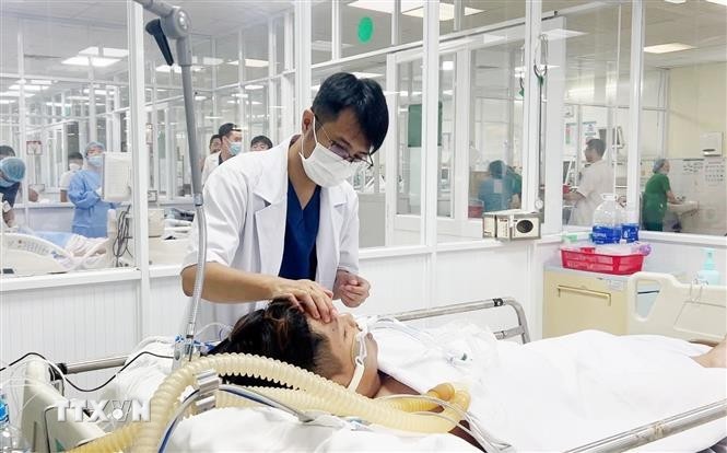 Bác sỹ Bệnh viện Quân y 175, Thành phố Hồ Chí Minh điều trị cho bệnh nhân sốt xuất huyết nặng. Ảnh: TTXVN.