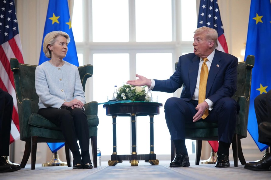 Bà Ursula von der Leyen, Chủ tịch Ủy ban châu Âu, cùng Tổng thống Donald Trump sau khi hai bên đạt được thỏa thuận thương mại vào mùa hè năm ngoái. Ảnh: POLTICO.