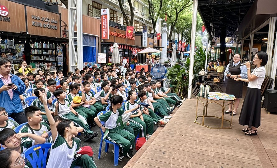Các em học sinh TP Hồ Chí Minh trong Ngày hội vui học cùng sách.