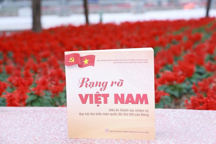 Cuốn sách "Rạng rỡ Việt Nam - Dấu ấn thành tựu nhiệm kỳ Đại hội đại biểu toàn quốc lần thứ XIII"