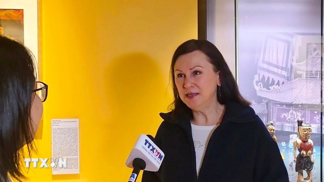 Bà Albina Legostaeva, Trưởng phòng Triển lãm và Bộ sưu tập thường trực Bảo tàng Phương Đông, nhà giám tuyển nổi tiếng về nghệ thuật Việt Nam tại Nga. Ảnh: Trần Hải/TTXVN