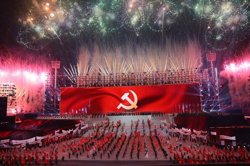 Màn trình diễn pháo hoa nghệ thuật đặc sắc quy mô lớn như bản hòa ca hùng tráng chào mừng thành công Đại hội đại biểu toàn quốc lần thứ XIV của Đảng. 