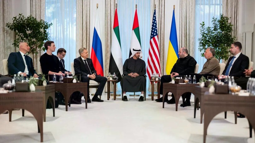 Tổng thống UAE Sheikh Mohamed bin Zayed al-Nahyan (giữa) trao đổi với các trưởng đoàn tham gia cuộc đàm phán ba bên do UAE chủ trì giữa Mỹ, Nga và Ukraine, tại Cung điện Al Shati ở Abu Dhabi.