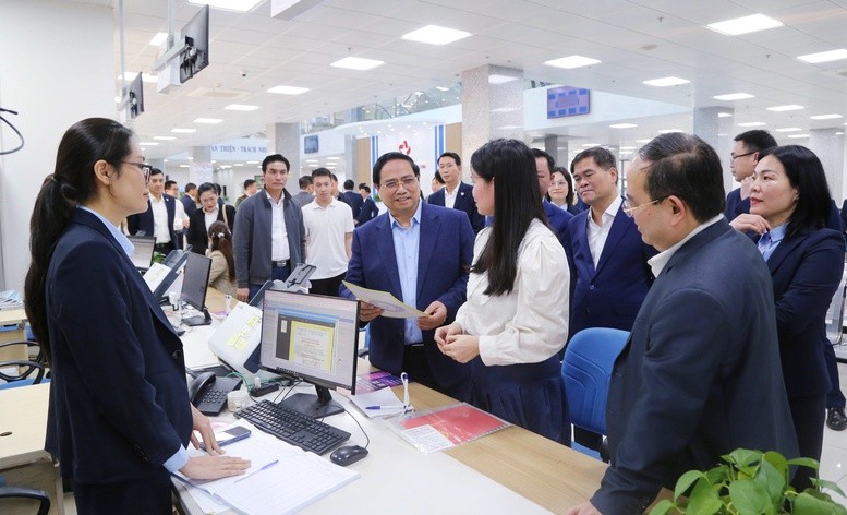 Thủ tướng Chính phủ trao đổi với người dân tại Trung tâm phục vụ hành chính công tỉnh Quảng Ninh. Ảnh: VGP/Nhật Bắc.