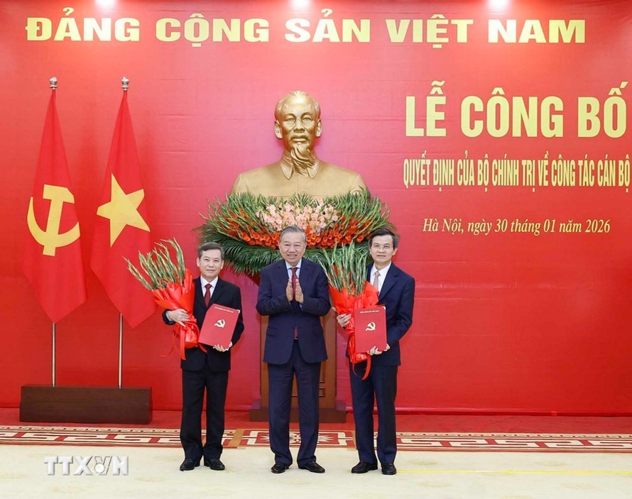 Tổng Bí thư Tô Lâm trao Quyết định của Bộ Chính trị cho các đồng chí Lê Minh Trí (bên trái) và Đoàn Minh Huấn (bên phải). Ảnh: Thống Nhất/TTXVN.