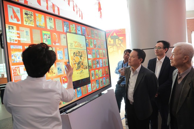 Trưng bày giới thiệu hàng trăm bìa báo Xuân tiêu biểu qua các thời kỳ. Ảnh: PV/TTXVN.