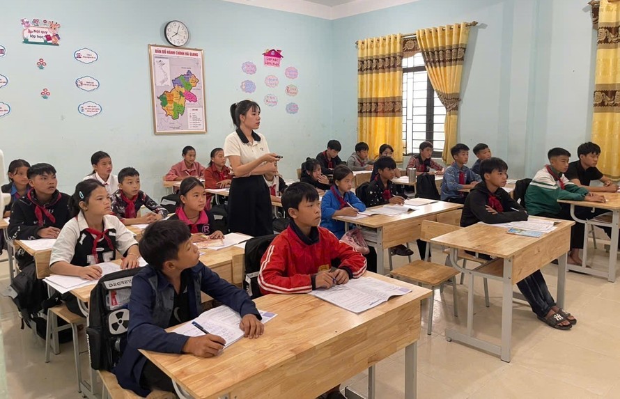 Học sinh Trường Phổ thông Dân tộc bán trú Tiểu học & THCS Thàng Tín (xã Thàng Tín, Tuyên Quang) trở lại trường sau lũ ống. Ảnh: TTXVN.