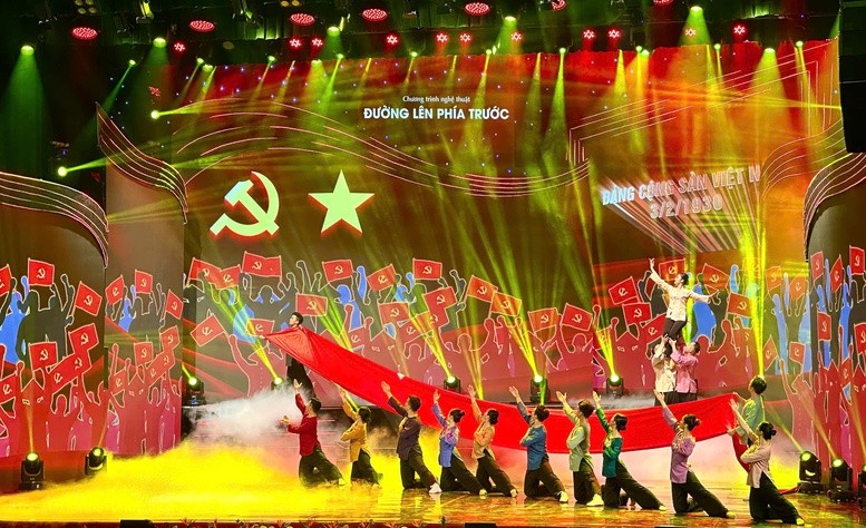 Chương trình được xây dựng theo kết cấu ba phần, tạo thành một mạch tự sự xuyên suốt từ quá khứ – hiện tại – tương lai nhằm ôn lại truyền thống vẻ vang, khẳng định vai trò lãnh đạo toàn diện của Đảng. Ảnh: VGP/DA.