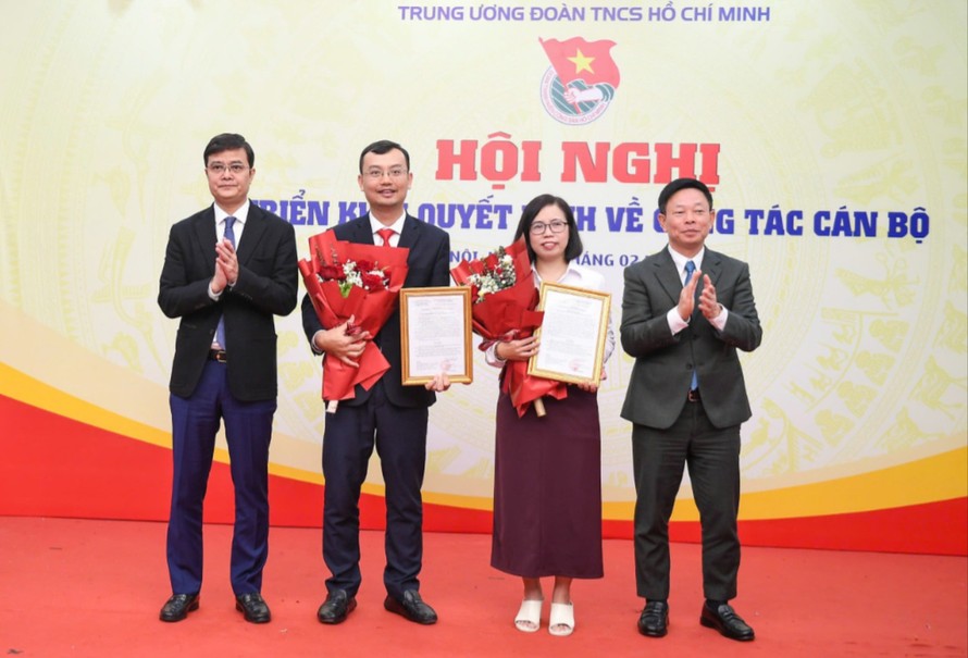 Anh Bùi Quang Huy - Ủy viên Trung ương Đảng, Phó Chủ tịch Ủy ban Trung ương MTTQ Việt Nam, Bí thư thứ nhất Trung ương Đoàn TNCS Hồ Chí Minh và Bí thư Đảng ủy, Tổng Biên tập Báo Tiền Phong Phùng Công Sưởng, trao quyết định và tặng hoa chúc mừng hai Phó Tổng Biên tập Báo Tiền Phong.