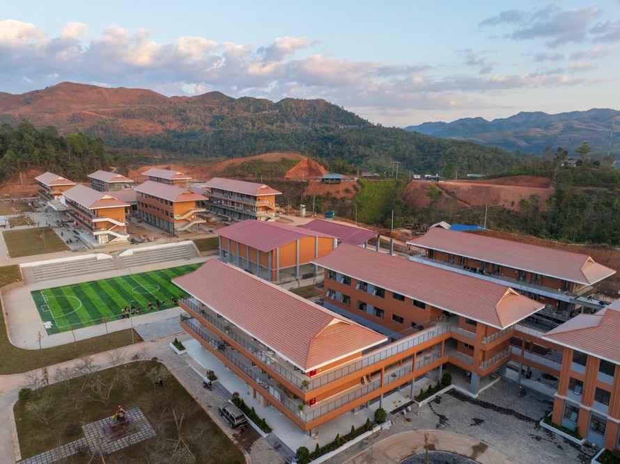 Trường phổ thông nội trú liên cấp Si Pa Phìn.