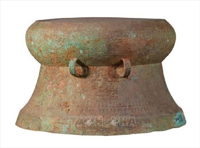 Chiếc trống đồng Làng Vạc thuộc nền văn hóa Đông Sơn, có niên đại từ thế kỷ III đến thế kỷ I trước Công nguyên hiện được lưu giữ tại Bảo tàng Nghệ An – Xô viết Nghệ Tĩnh. Ảnh: TTXVN.