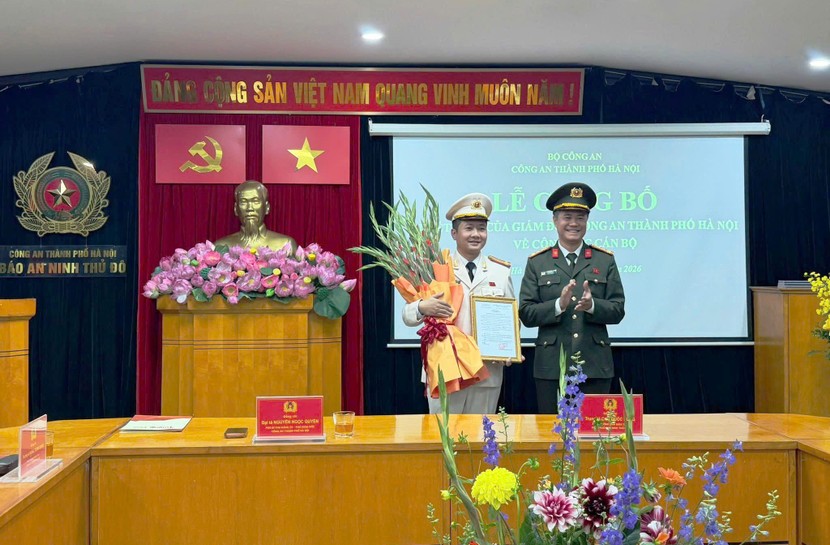 Đại tá Nguyễn Ngọc Quyền, Phó Bí thư Đảng ủy, Phó Giám đốc CATP Hà Nội trao quyết định của Giám đốc CATP Hà Nội bổ nhiệm Trung tá Chu Quốc Dũng giữ chức vụ Trưởng Ban Biên tập Chuyên đề An ninh Thủ đô/