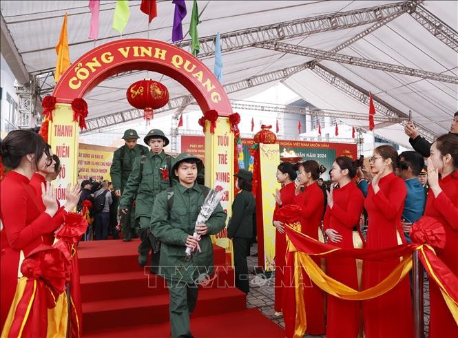 Thanh niên Thủ đô hăng hái lên đường nhập ngũ. Ảnh tư liệu: Văn Điệp/TTXVN.