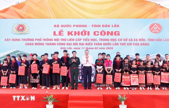 Tổng Bí thư Tô Lâm và Đại tướng Phan Văn Giang tặng quà cho học sinh. Ảnh: Thống Nhất/TTXVN.