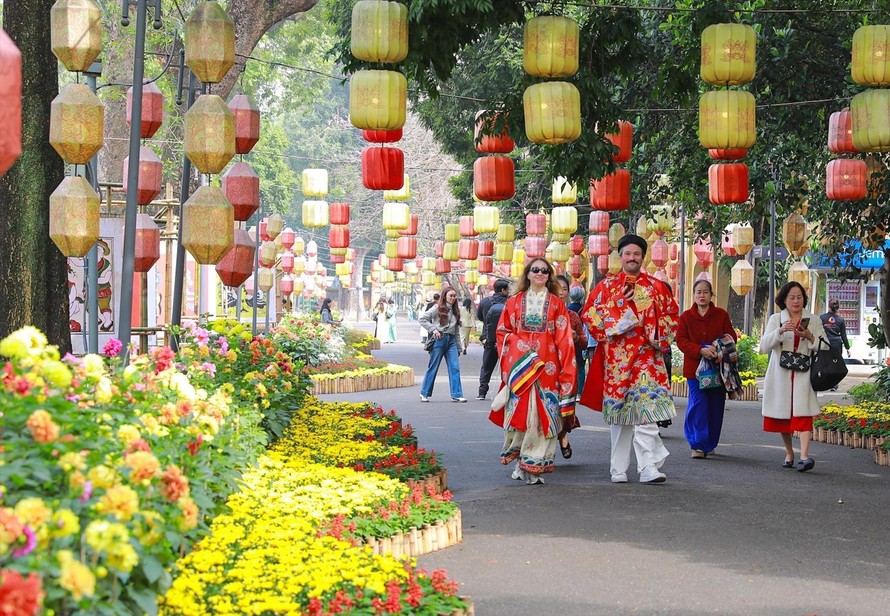 Lần đầu tiên tổ chức Đường hoa Tết trong Hoàng thành Thăng Long