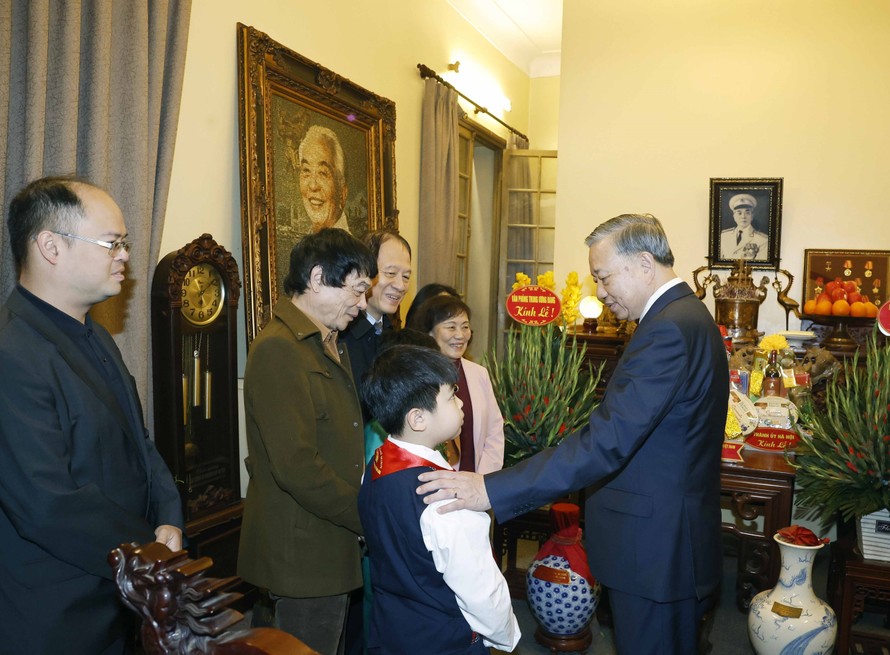 Tổng Bí thư Tô Lâm thăm hỏi thân nhân Đại tướng Võ Nguyên Giáp. Ảnh: Thống Nhất/TTXVN.