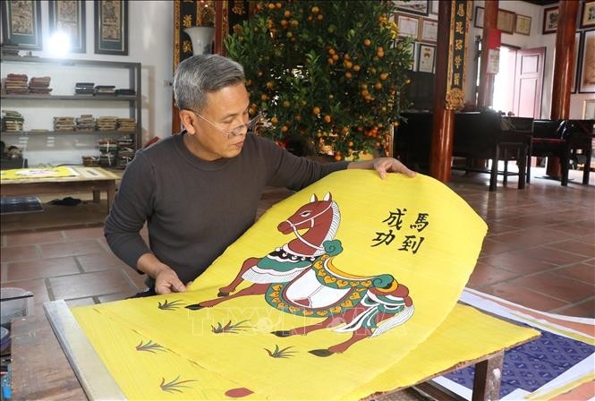 Đáp ứng nhu cầu người tiêu dùng, nghệ nhân làng nghề sáng tạo bức tranh dân gian Đông Hồ với chủ đề con ngựa ngày Tết.